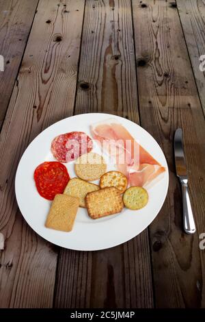 Teller mit Fleisch und gesalzenen Keksen Stockfoto