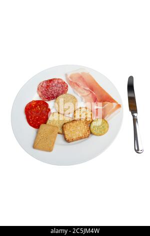 Teller mit Fleisch und gesalzenen Keksen Stockfoto