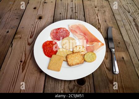 Teller mit Fleisch und gesalzenen Keksen Stockfoto