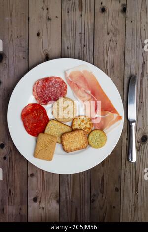 Teller mit Fleisch und gesalzenen Keksen Stockfoto