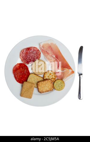 Teller mit Fleisch und gesalzenen Keksen Stockfoto