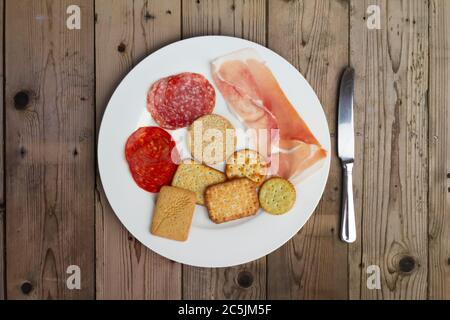 Teller mit Fleisch und gesalzenen Keksen Stockfoto