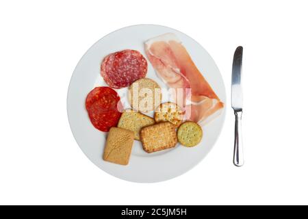 Teller mit Fleisch und gesalzenen Keksen Stockfoto