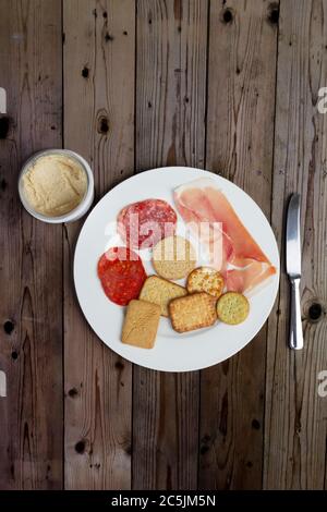 Teller mit Fleisch und gesalzenen Keksen Stockfoto