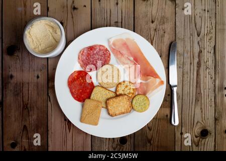 Teller mit Fleisch und gesalzenen Keksen Stockfoto
