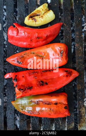 Frische rote Paprika auf dem Grill geröstet, Blick von oben Stockfoto