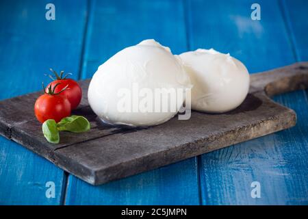 Büffelmozzarella aus Neapel auf rustikalem Brett Stockfoto