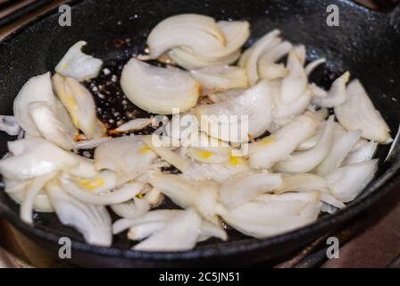 Zwiebel braten. Gehackte Zwiebel in Braten pan.selective Fokus. Stockfoto