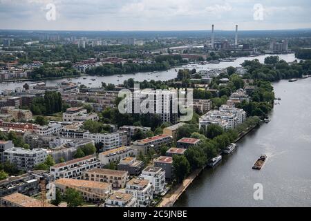 Berlin, Deutschland. Juli 2020. Blick vom Dach des Treptowers nach Alt Stralau Quelle: Paul Zinken/dpa/ZB/dpa/Alamy Live News Stockfoto