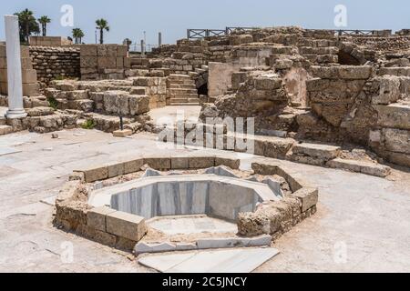 Israel, die Ruinen von Caesarea Maritima im Caesarea Nationalpark. Die Stadt wurde von Herodes dem Großen zwischen 22 und 15 v. Chr. als Hafen am Mittelmeer erbaut Stockfoto