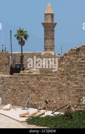 Israel, die Ruinen von Caesarea Maritima im Caesarea Nationalpark. Die Stadt wurde von Herodes dem Großen zwischen 22 und 15 v. Chr. als Hafen am Mittelmeer erbaut Stockfoto