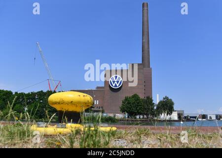 Wolfsburg, Deutschland. Juni 2020. Blick auf den Wittelland Canal mit dem Kraftwerk des Volkswagen Konzerns, Autostadt. Quelle: dpa/Alamy Live News Stockfoto