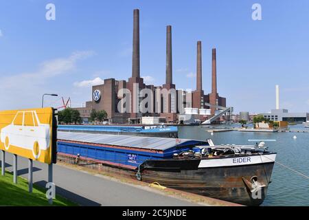 Wolfsburg, Deutschland. Juni 2020. Blick auf den Wittelland Canal mit dem Kraftwerk des Volkswagen Konzerns, Autostadt. Quelle: dpa/Alamy Live News Stockfoto