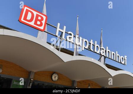 Wolfsburg, Deutschland. Juni 2020. DB-Markenemblem am Hauptbahnhof Wolfsburg, Logo, Emblem, Deutsche Bahn. Quelle: dpa/Alamy Live News Stockfoto