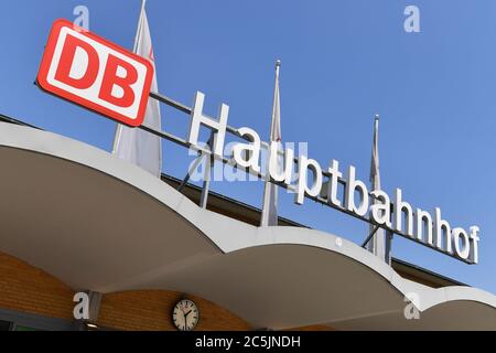 Wolfsburg, Deutschland. Juni 2020. DB-Markenemblem am Hauptbahnhof Wolfsburg, Logo, Emblem, Deutsche Bahn. Quelle: dpa/Alamy Live News Stockfoto