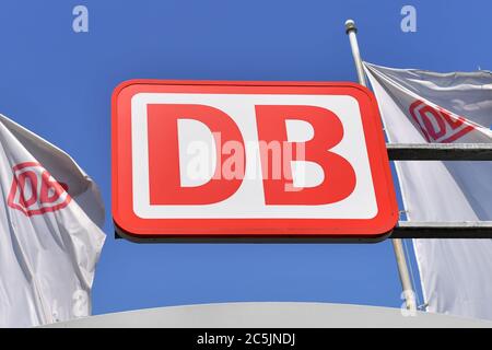 Wolfsburg, Deutschland. Juni 2020. DB-Markenemblem am Hauptbahnhof Wolfsburg, Logo, Emblem, Deutsche Bahn. Quelle: dpa/Alamy Live News Stockfoto