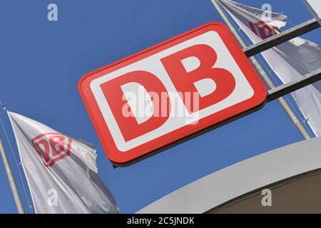 Wolfsburg, Deutschland. Juni 2020. DB-Markenemblem am Hauptbahnhof Wolfsburg, Logo, Emblem, Deutsche Bahn. Quelle: dpa/Alamy Live News Stockfoto
