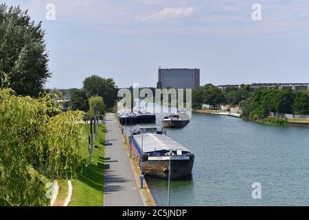 Wolfsburg, Deutschland. Juni 2020. Blick auf den Wittelland Canal mit dem Hauptgebäude des Volkswagen Konzerns, Autostadt. Quelle: dpa/Alamy Live News Stockfoto