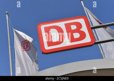 Wolfsburg, Deutschland. Juni 2020. DB-Markenemblem am Hauptbahnhof Wolfsburg, Logo, Emblem, Deutsche Bahn. Quelle: dpa/Alamy Live News Stockfoto