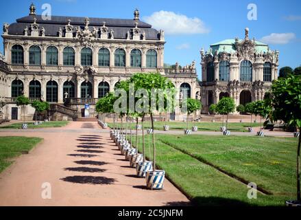 Dresden, Deutschland. Juni 2020. Blick auf den Dresdner Zwinger mit dem Mathematisch-Physikalischen Salon (l) der Dresdner Kunstsammlungen (SKD) und dem Wallpavillon, mit Orangenbäumen im Vordergrund.Quelle: Robert Michael/dpa-Zentralbild/dpa/Alamy Live News Stockfoto