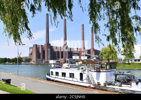 Wolfsburg, Deutschland. Juni 2020. Blick auf den Wittelland Canal mit dem Kraftwerk des Volkswagen Konzerns, Autostadt. Quelle: dpa/Alamy Live News Stockfoto