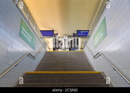 Wolfsburg, Deutschland. Juni 2020. Unterführung, Treppen, Zugang zu den Bahnsteigen am Hauptbahnhof Wolfsburg, Nutzung weltweit Credit: dpa/Alamy Live News Stockfoto