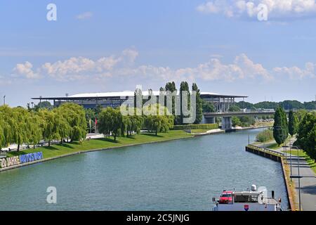 Wolfsburg, Deutschland. Juni 2020. Blick auf den Wittelland Canal und die Volkswagen Arena, Heimstadion des Bundesligavereins VFL Wolfsburg. Quelle: dpa/Alamy Live News Stockfoto