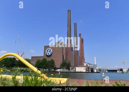Wolfsburg, Deutschland. Juni 2020. Blick auf den Wittelland Canal mit dem Kraftwerk des Volkswagen Konzerns, Autostadt. Quelle: dpa/Alamy Live News Stockfoto