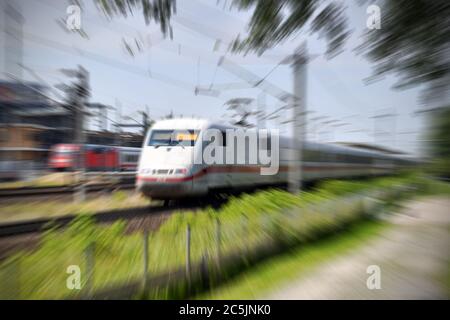 Wolfsburg, Deutschland. Juni 2020. Intercity Zug der DB fährt am Hauptbahnhof in Wolfsburg, Deutsche Bahn, verschwommen, dynamisch. Quelle: dpa/Alamy Live News Stockfoto