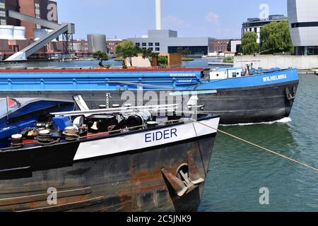 Wolfsburg, Deutschland. Juni 2020. Blick auf den Wittelland Canal mit dem Kraftwerk des Volkswagen Konzerns, Autostadt. Quelle: dpa/Alamy Live News Stockfoto