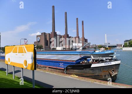 Wolfsburg, Deutschland. Juni 2020. Blick auf den Wittelland Canal mit dem Kraftwerk des Volkswagen Konzerns, Autostadt. Quelle: dpa/Alamy Live News Stockfoto