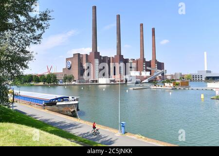 Wolfsburg, Deutschland. Juni 2020. Blick auf den Wittelland Canal mit dem Kraftwerk des Volkswagen Konzerns, Autostadt. Quelle: dpa/Alamy Live News Stockfoto