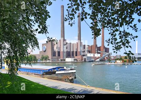 Wolfsburg, Deutschland. Juni 2020. Blick auf den Wittelland Canal mit dem Kraftwerk des Volkswagen Konzerns, Autostadt. Quelle: dpa/Alamy Live News Stockfoto