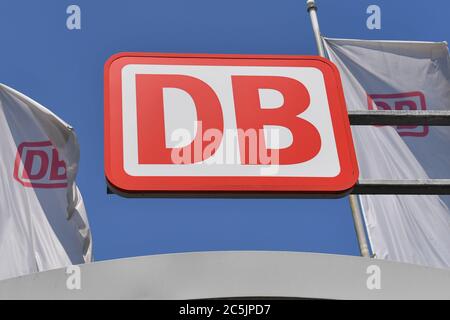 Wolfsburg, Deutschland. Juni 2020. DB-Markenemblem am Hauptbahnhof Wolfsburg, Logo, Emblem, Deutsche Bahn. Quelle: dpa/Alamy Live News Stockfoto