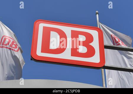 Wolfsburg, Deutschland. Juni 2020. DB-Markenemblem am Hauptbahnhof Wolfsburg, Logo, Emblem, Deutsche Bahn. Quelle: dpa/Alamy Live News Stockfoto