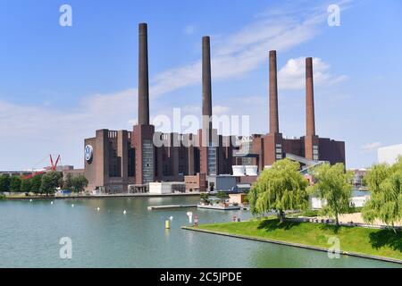 Wolfsburg, Deutschland. Juni 2020. Blick auf den Wittelland Canal mit dem Kraftwerk des Volkswagen Konzerns, Autostadt. Quelle: dpa/Alamy Live News Stockfoto