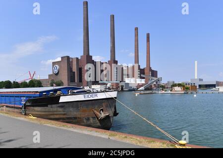 Wolfsburg, Deutschland. Juni 2020. Blick auf den Wittelland Canal mit dem Kraftwerk des Volkswagen Konzerns, Autostadt. Quelle: dpa/Alamy Live News Stockfoto