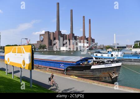 Wolfsburg, Deutschland. Juni 2020. Blick auf den Wittelland Canal mit dem Kraftwerk des Volkswagen Konzerns, Autostadt. Quelle: dpa/Alamy Live News Stockfoto