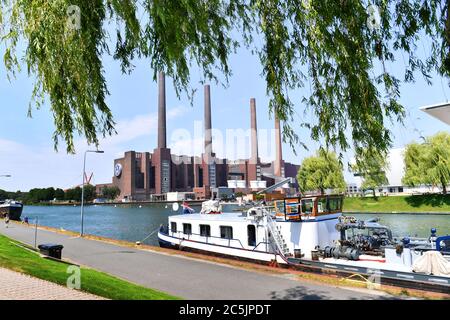 Wolfsburg, Deutschland. Juni 2020. Blick auf den Wittelland Canal mit dem Kraftwerk des Volkswagen Konzerns, Autostadt. Quelle: dpa/Alamy Live News Stockfoto