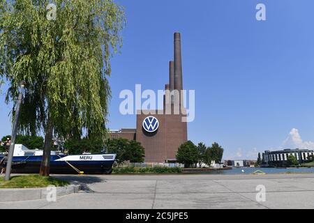 Wolfsburg, Deutschland. Juni 2020. Blick auf den Wittelland Canal mit dem Kraftwerk des Volkswagen Konzerns, Autostadt. Quelle: dpa/Alamy Live News Stockfoto