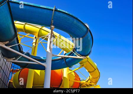 Externe gelbe und blaue Wasserrutsche Rohre auf Wasserpark Zentrum Stockfoto