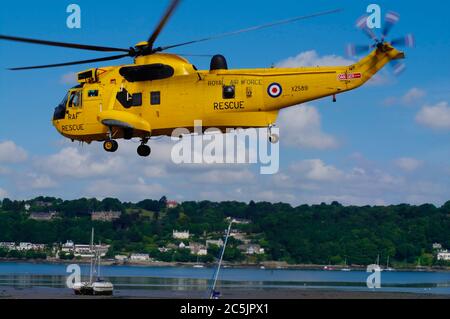 Luftbrücke für Unfallopfer, Westland Sea King HAR 3, Penrhyn Port, Bangor, Nordwales, Stockfoto