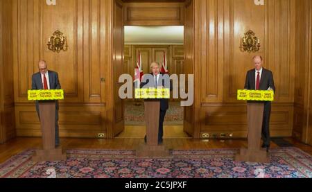 Bildschirmabtaster von (von links nach rechts), Chief Scientific Adviser Sir Patrick Vallance, Premierminister Boris Johnson und Chief Medical Officer Professor Chris Whitty während einer Medienbesprechung in Downing Street, London, über das Coronavirus (COVID-19). Stockfoto