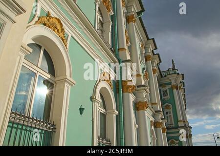 Fassade des Staatlichen Hermitage Museum, das ein Museum für Kunst und Kultur und das zweitgrößte Kunstmuseum der Welt, Sankt Petersburg, Russland ist. Stockfoto