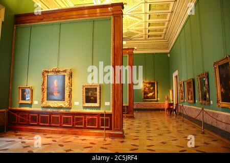 Schöne grün bemalte Rembrandt Hall mit vielen Gemälden an der Wand hängen, State Hermitage Museum, St. Petersburg, Russland. Stockfoto