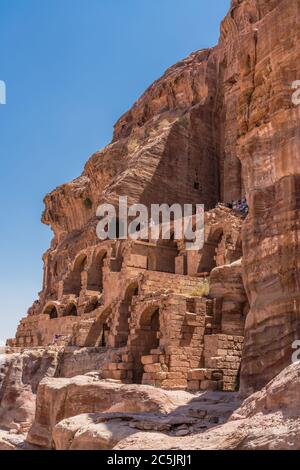 Jordanien, Petra, Touristen auf den Steinbögen und Treppen unterhalb des Urnengrabes, einem Königsgrab in den Ruinen der Nabataeischen Stadt Petra im Petra Archäologischen Park im UNESCO-Weltkulturerbe. Stockfoto