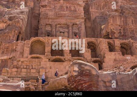 Jordanien, Petra, Touristen auf den Steinbögen und Treppen unterhalb des Urnengrabes, einem Königsgrab in den Ruinen der Nabataeischen Stadt Petra im Petra Archäologischen Park im UNESCO-Weltkulturerbe. Stockfoto