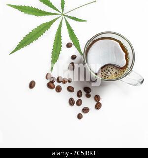 Tasse Cannabis-infundiertem Kaffee mit Marihuana-Blatt und Kaffeebohnen auf weißem Hintergrund, oben Stockfoto