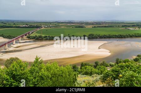 Santarem, Portugal. Ponte Dom Luis I Brücke, Tejo Fluss und Leziria Felder die fruchtbare Schwemmebene von Ribatejo. Vom Aussichtspunkt Portas do Sol aus gesehen Stockfoto