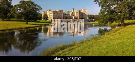 Blick auf den Tag im Sommer von Raby Castle in Staindrop, County Durham, England, Vereinigtes Königreich Stockfoto